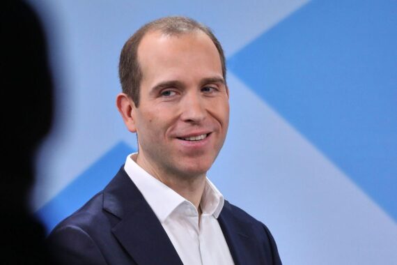 Dennis Thering auf CDU-Landesparteitag: Wiederwahl, Bilanz, Kritik an rot-grüner Koalition.