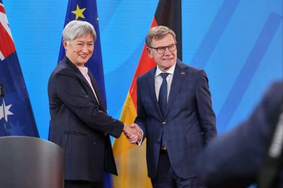 Penny Wong und Johann Wadephul diskutieren über sicherheitspolitische Zusammenarbeit zwischen Deutschland und Australien.