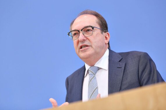 Alexander Dobrindt spricht über hybriden Bedrohungen und Sicherheitsmaßnahmen in Deutschland.