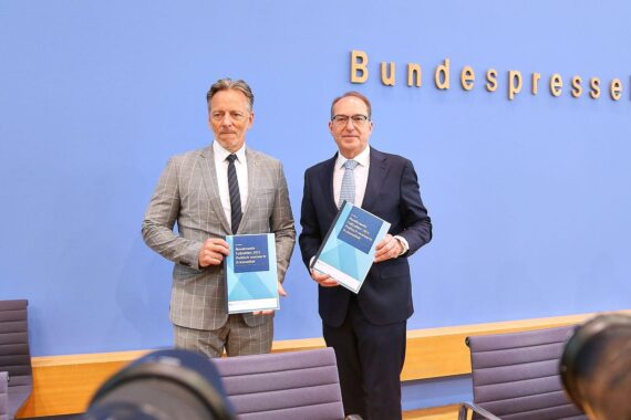 Bundesinnenminister Dobrindt präsentiert Rückgang von Straftaten in Reichsbürger-Szene, positive Entwicklungen.