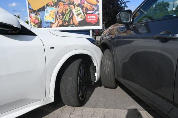 Unfall auf Parkplatz: zwei Autos kollidieren, Ermittlungen zur Ursache laufen weiterhin.
