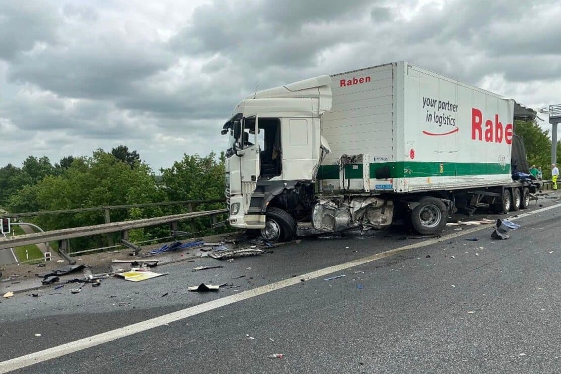 Drei Verletzte bei Lkw-Unfall auf der A2