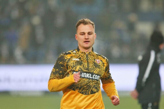 Jakob Lemmer feiert Vertragsverlängerung mit Dynamo Dresden, Teamfarben Schwarz-Gelb.