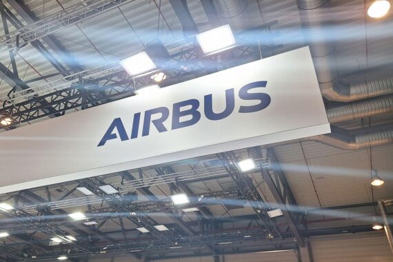 Airbus-Logo, symbolisiert Rekordkredit zur Förderung der europäischen Luft- und Raumfahrtindustrie.