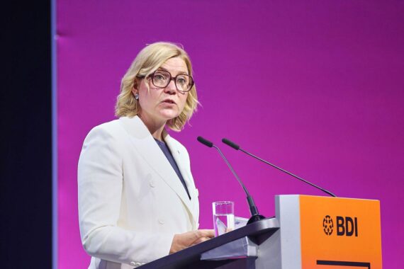 Henna Virkkunen kritisiert US-Exportkontrollen für KI-Modelle und fordert europäische Unabhängigkeit.