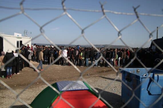 Flüchtlingslager mit Zelten, Symbol für Rückkehrzentren und neue EU-Abschiebepolitik.