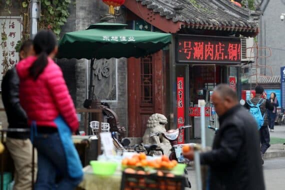 Peking-Markt mit Besuchern, als Symbol für Chinas wirtschaftliche Präsenz und europäische Handelsinteressen.