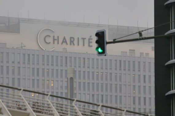 Patient verlässt Charité gesund, nach Ebola-Infektion im Kongo, isoliert behandelt und schnell geheilt.