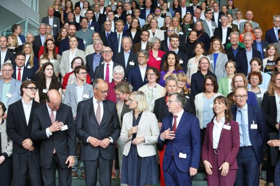 Preisverleihung im Bundeskanzleramt: Auszeichnungen für ehrenamtliche Initiativen und gesellschaftliches Engagement.