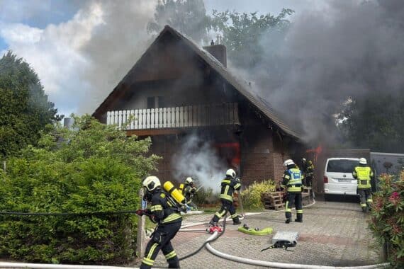 Feuerwehrleute bekämpfen Brand, retten Menschen und kümmern sich um Angehörige in Aurich.