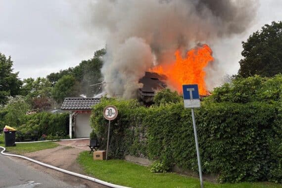 In Flammen stehendes Einfamilienhaus; Feuerwehr verhindert Übergreifen auf benachbarte Gebäude.