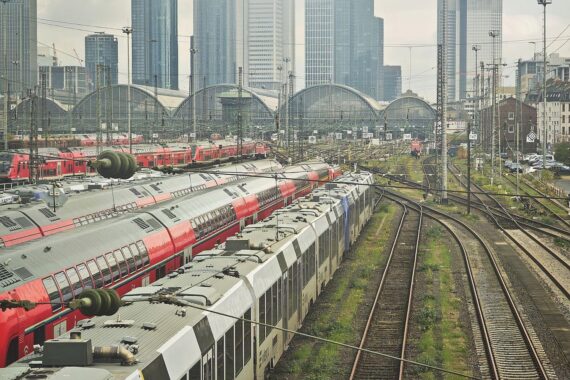 Frankfurter Hauptbahnhof mit Bauarbeiten, Weichen und Gleiserneuerung, eingeschränkter Zugverkehr.