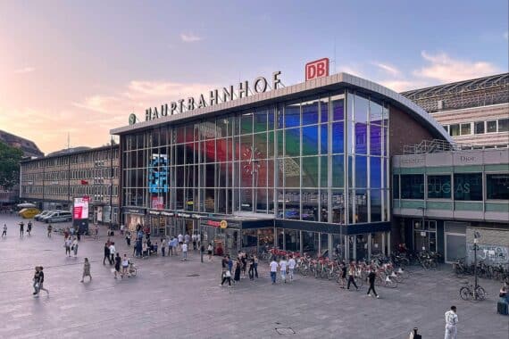Kölner Hauptbahnhof mit Menschenmenge, symbolisiert NRW's Bevölkerungsentwicklung und urbanes Leben.