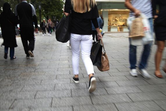 Passantin in der Düsseldorfer Kö, symbolisiert Einzelhandelsumsatzsteigerung und wirtschaftliche Entwicklung.