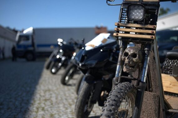 Motorräder des Clubs, Ermittlungen wegen Drogenhandel und Einbruch, Anklage erhoben.