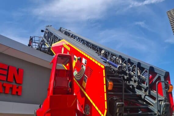 Feuerwehr im Einsatz bei Brandbekämpfung in Gewerbeobjekt mit geringer Sachschaden.