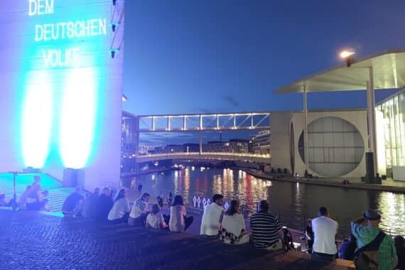 Lichtinstallation am Bundestag, die den Abschluss einer bedeutenden Bauphase symbolisiert.