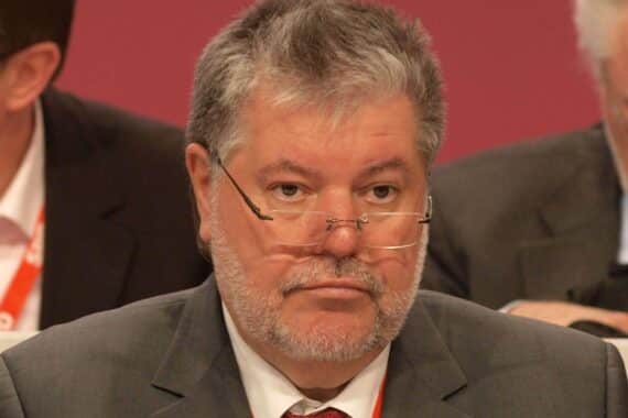 Kurt Beck warnt vor Überforderung der Regierung bei Reformen und betont Komplexität der Themen.