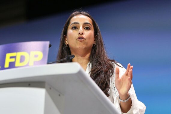 Nadin Zaya diskutiert politische Meinungen und Differenzen innerhalb der FDP in Berlin.