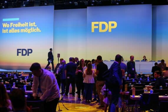 FDP-Parteitag: Zuwachs an Mitgliedern, neues Führungsteam, optimistische Stimmung und politische Entwicklungen.