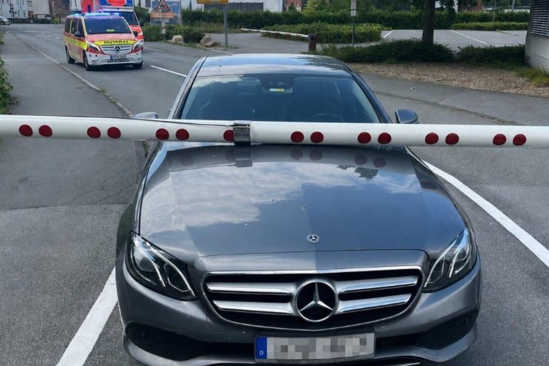 Fahrer verletzt sich bei Unfall am Bahnübergang in Lippstadt