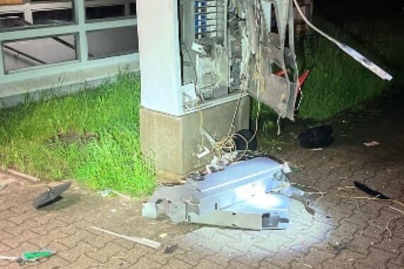 Gesprengter Fahrkartenautomat in Eilsleben, Polizei ermittelt nach Anzeige von Zeugen.