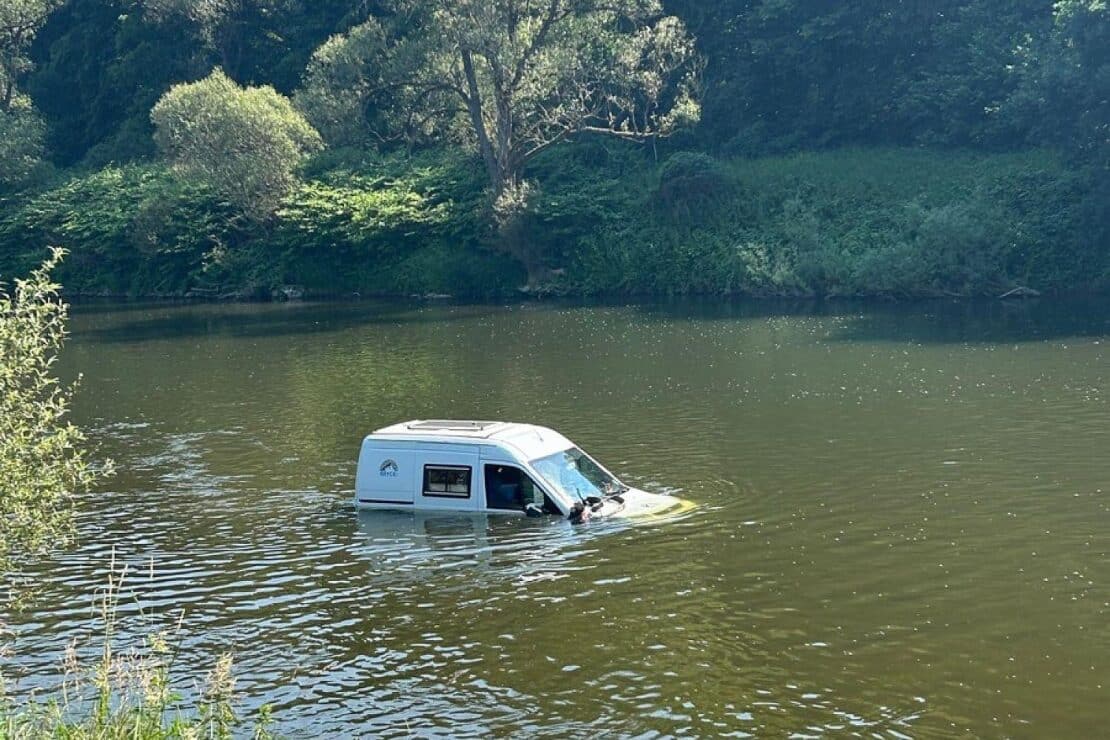 Fahrzeug stürzt bei Bollendorf in die Sauer