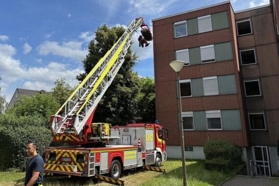 Rettung einer Person aus Wohnung mit Rescue-Loader durch Feuerwehr Dortmund.