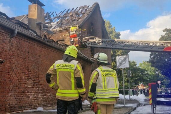 Einsatzkräfte löschen Brand in Grevenbroich; Mutter und Kind sicher gerettet, Gebäude stark beschädigt.