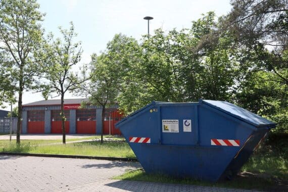 Papiercontainer am Feuerwehrhaus, montags bis freitags aufgestellt, Altpapierentsorgung korrekt durchführen.