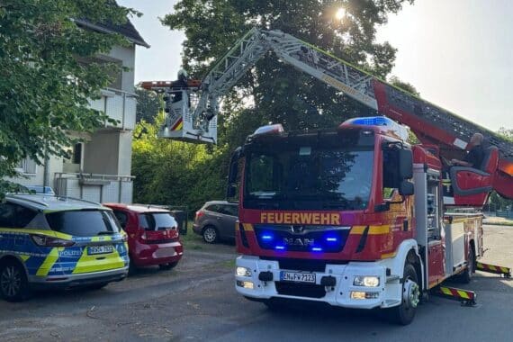 Feuerwehr rettet schwer verletzte Person über Drehleiter aus Wohnung in Sprockhövel.