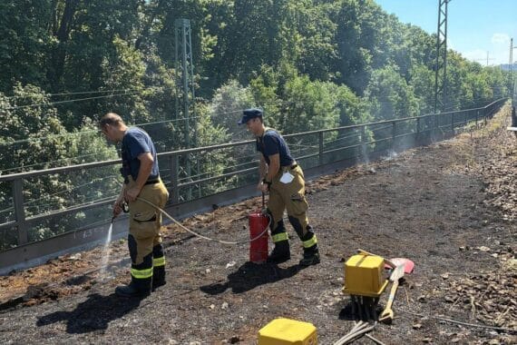 Vegetationsbrand am Hauptbahnhof Stuttgart, Feuerwehr löscht sicher und schnell.