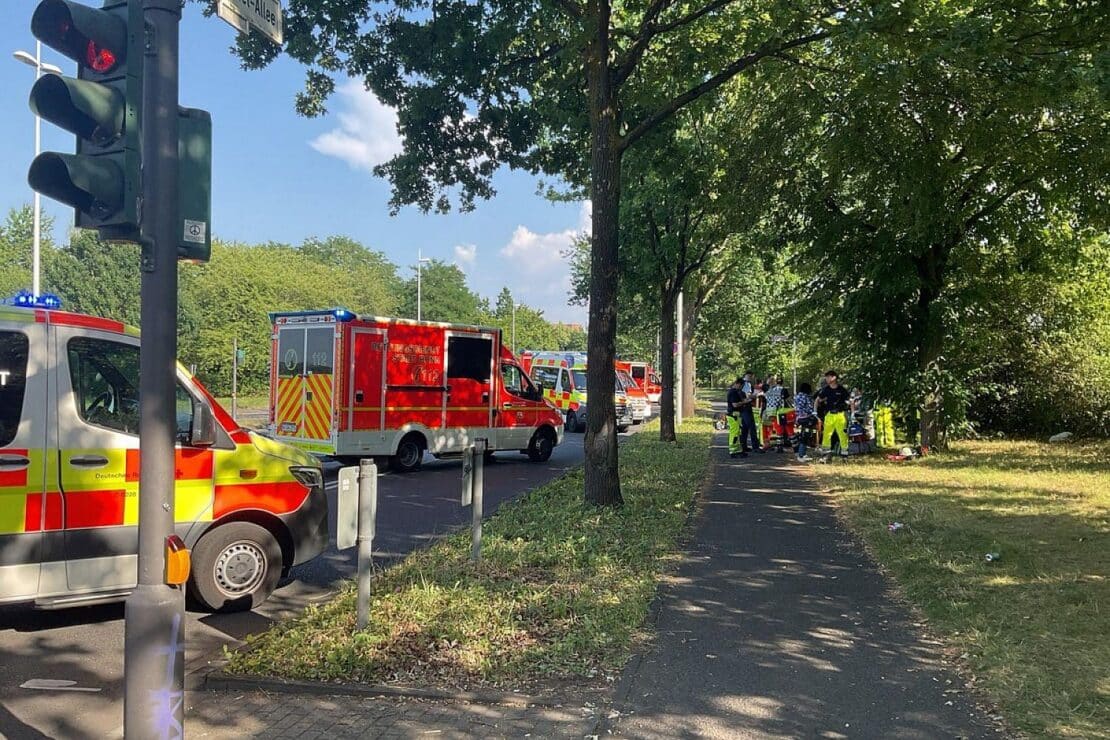 Feuerwehr und Hilfsorganisationen evakuieren Regionalbahn in Bonn