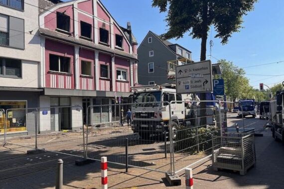 Absperrung der Hattinger Straße, Feuerwehr im Einsatz, akute Einsturzgefahr, Teleskopmast.
