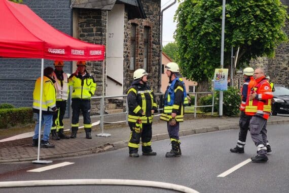 Feuerwehr im Einsatz: Gasaustritt aus Tanks, Anwohner evakuiert, Straßen gesperrt.