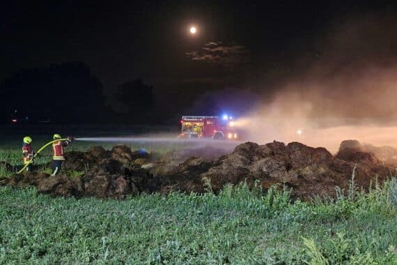 Löscharbeiten der Feuerwehr bei einem Flächenbrand auf landwirtschaftlicher Fläche in Reichenau.
