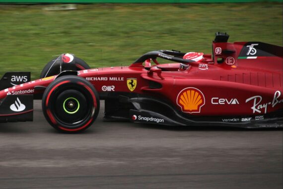 Charles Leclerc jubelt mit Ferrari-Logo, symbolisiert Teamgeist, Erfolg und Vertragsverlängerung in der Formel 1.