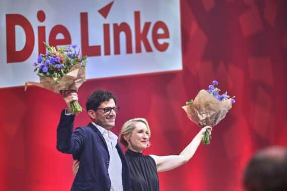 Wählerumfrage zeigt Aufstieg der Linken und SPD, während AfD und Union konkurrieren.