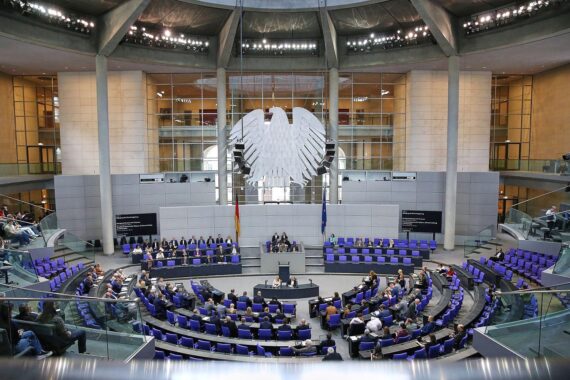 Bundestagssitzung: Politiker diskutieren über Abschaffung der Beleidigungsschutzgesetze, Meinungen der Bevölkerung variieren.