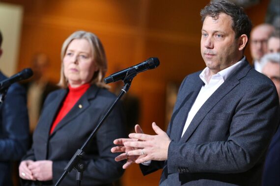 Politische Umfrage zeigt SPD-Wachstum, AfD stärkste Kraft, hohe Unzufriedenheit bleibt.