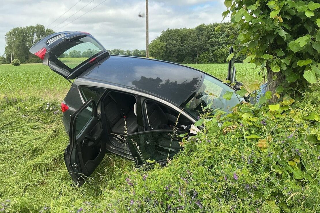 Fünf Insassen bei Unfall in Ahlen – Pkw landet vor Baum