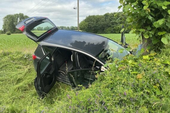 PKW nach Unfall vor Baum, Feuerwehr sichert die Unfallstelle, drei Verletzte.