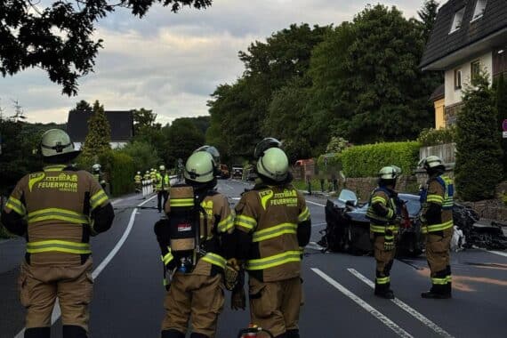 Mehrere beschädigte Fahrzeuge, Feuerwehr im Einsatz, Unfallstelle auf der Wittbräucker Straße.