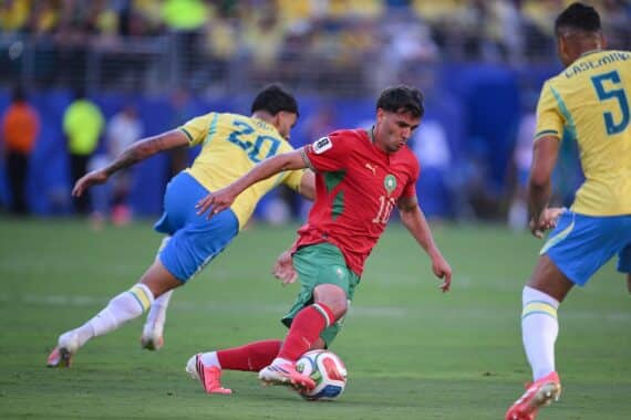 Fußballspiel zwischen Brasilien und Marokko, emotionaler Moment, 1:1 Unentschieden, Spieler in Aktion.