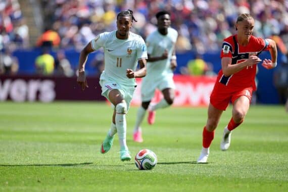 Frankreich besiegt Norwegen 3:1, sichert Gruppensieg in spannenden WM-Achtelfinalspielen.
