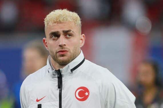 Fußballspiel zwischen USA und Türkei mit Toren, Emotionen und leidenschaftlichen Zuschauern.