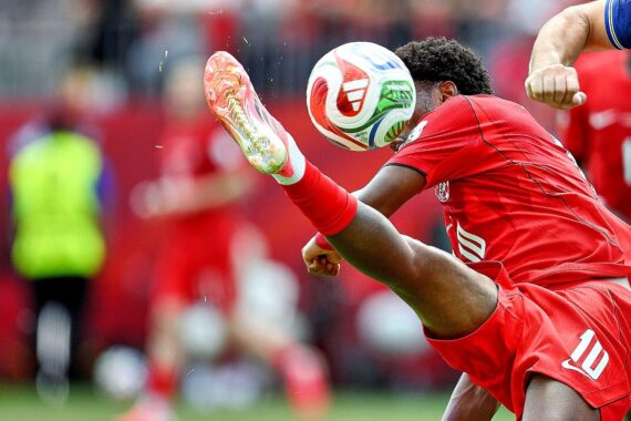 Jonathan David jubelt nach seinem Hattrick bei Kanadas 6:0-Sieg gegen Katar.