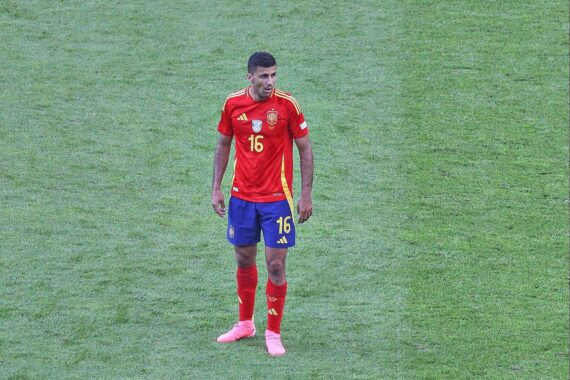 Spanien kämpft verzweifelt um Tore gegen stark verteidigendes Kap Verde im WM-Spiel.