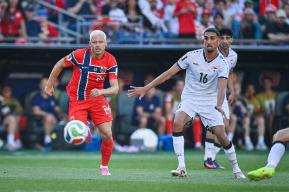 Norwegische Spieler feiern Sieg gegen Irak mit Erling Haaland, der zwei Tore erzielte.