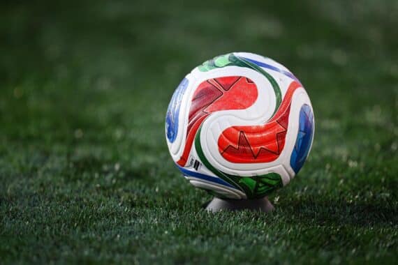 Fußballspieler im intensiven Zweikampf, Spielball, WM-Atmosphäre, Emotionen und Spannung.